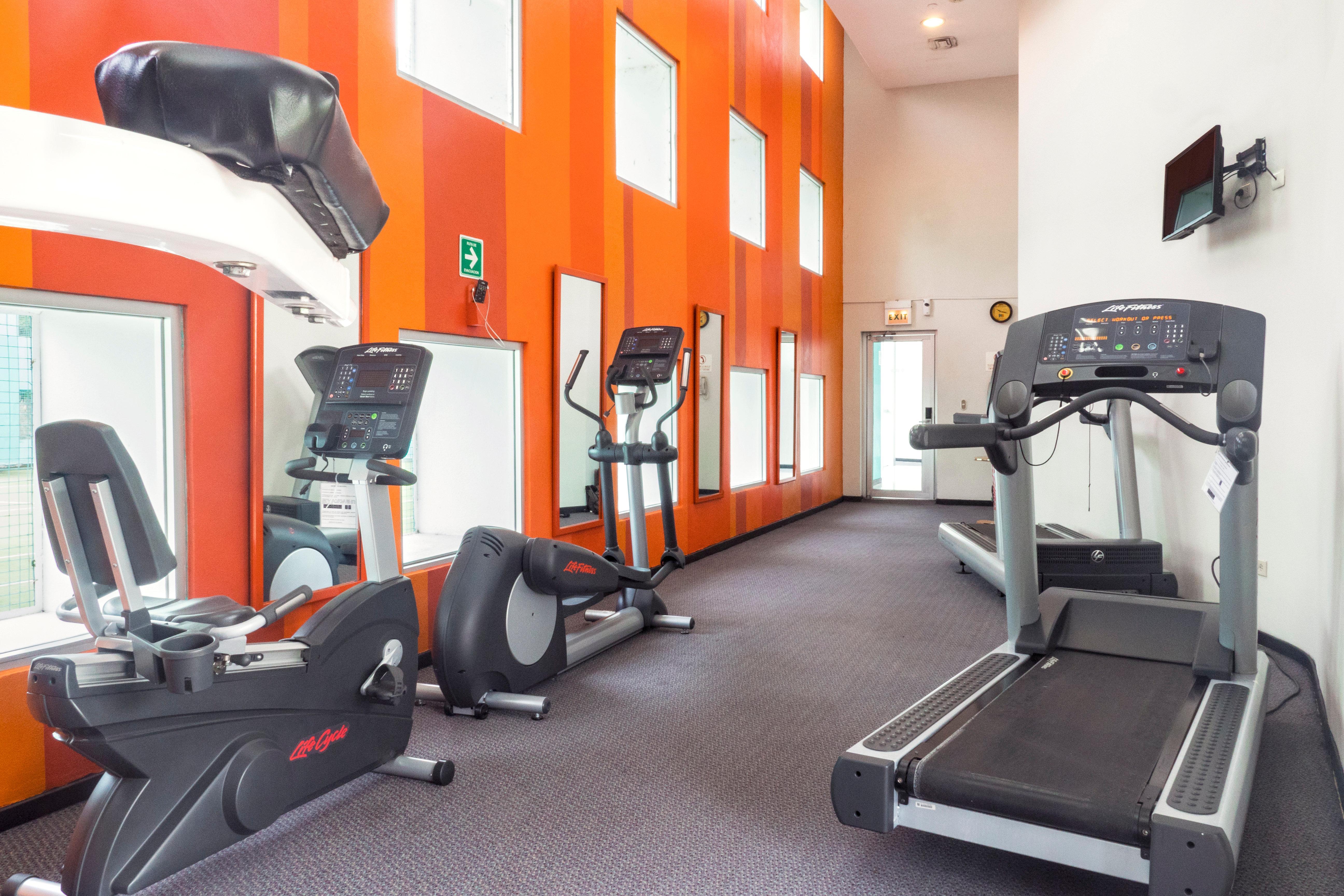 Holiday Inn Monterrey-Parque Fundidora By Ihg Экстерьер фото A gym at a hotel