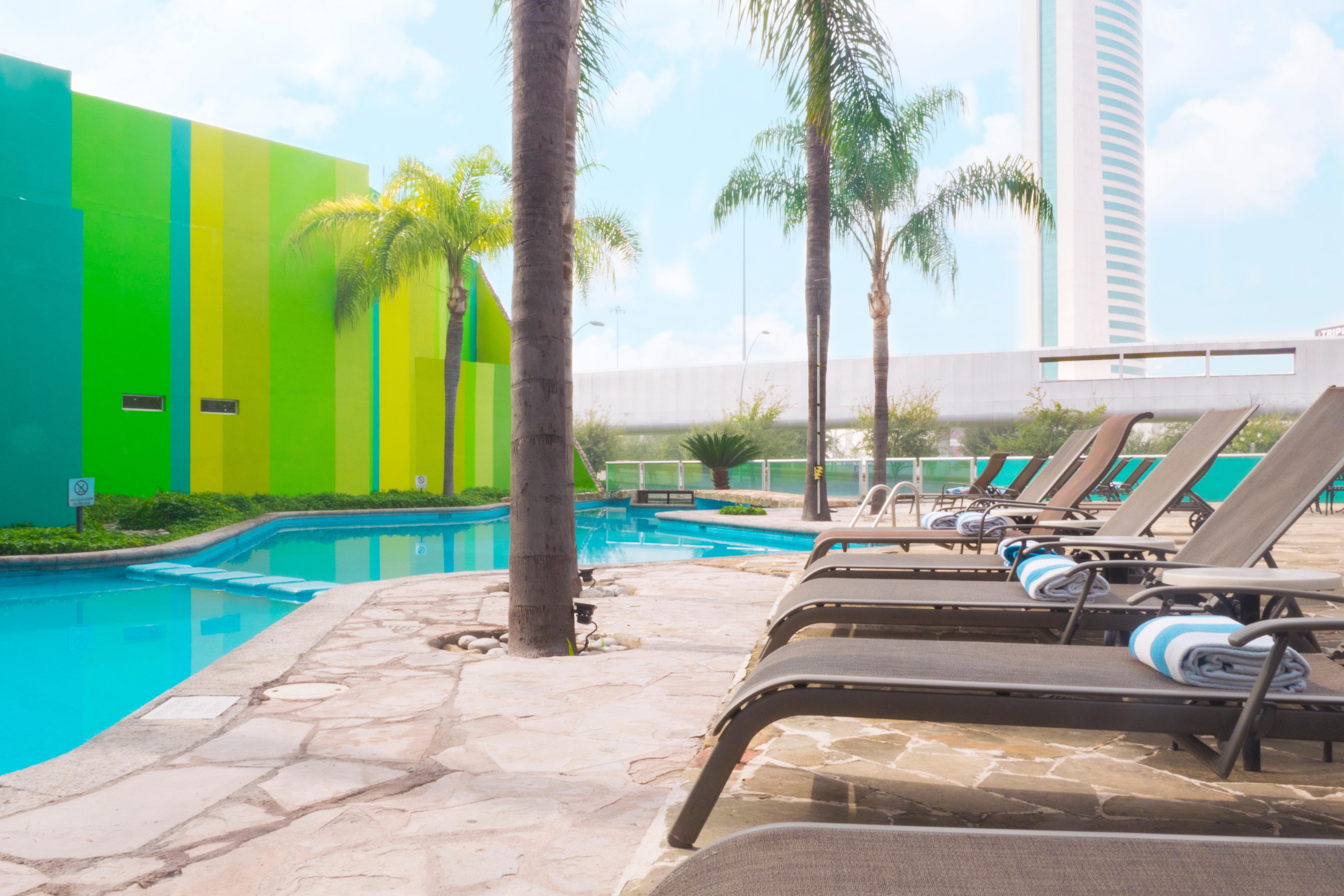 Holiday Inn Monterrey-Parque Fundidora By Ihg Экстерьер фото The pool at the hotel